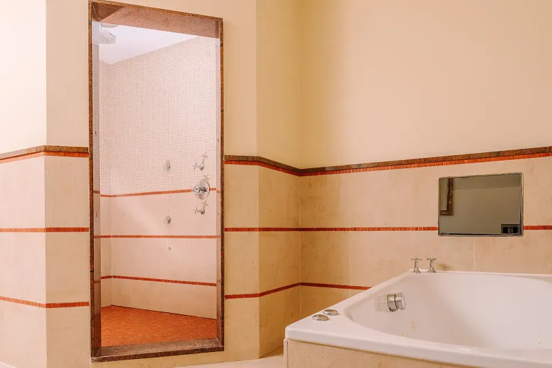 Comfy Room   1 King bed @ South Lodge Hotel