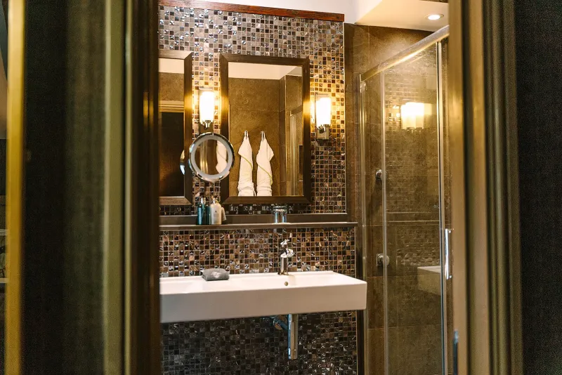 Comfy Room   1 King bed @ South Lodge Hotel