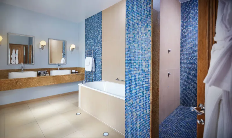 Family Junior Suite   2 Double Beds @ South Lodge Hotel