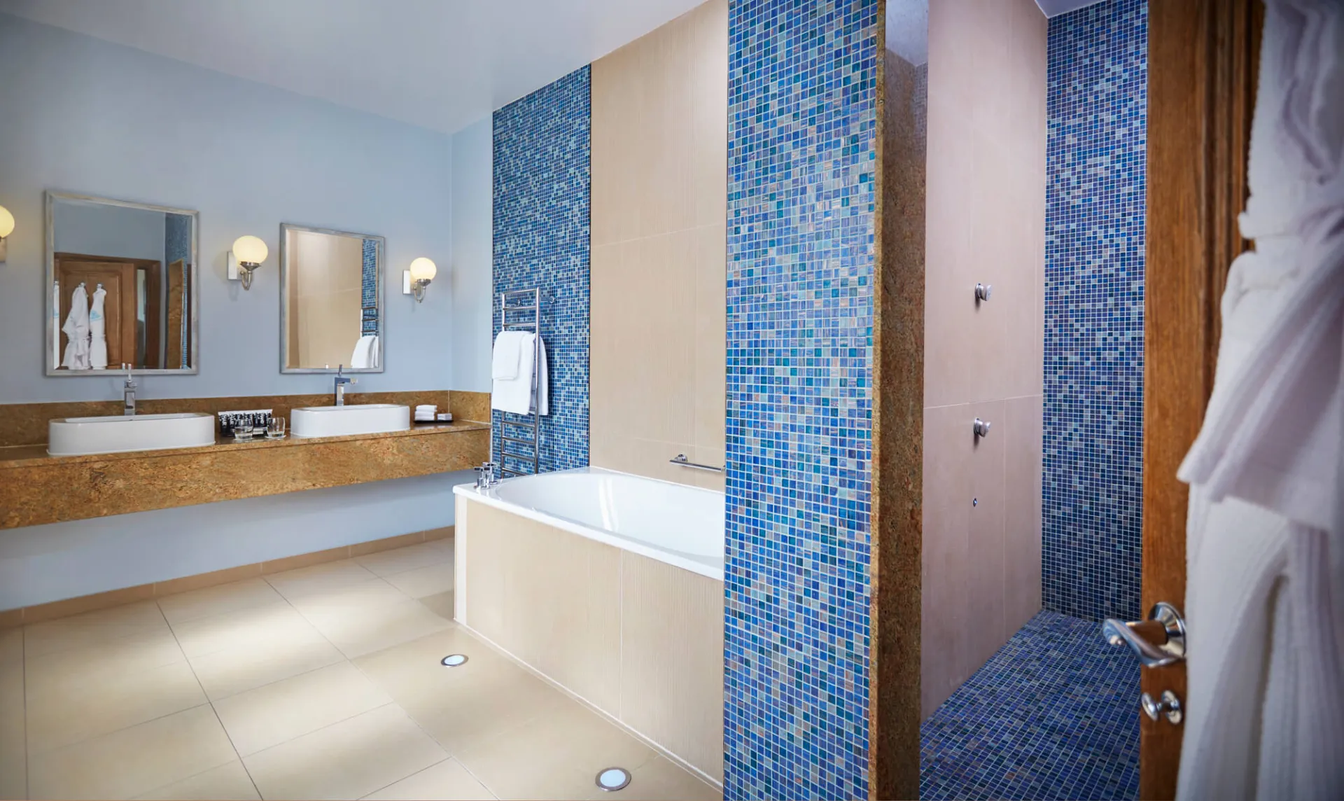 Family Junior Suite   2 Double Beds @ South Lodge Hotel