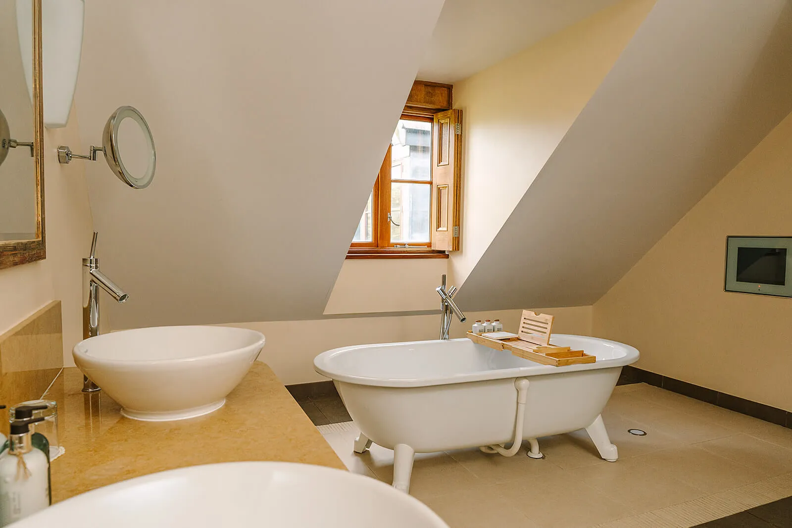 Luxe Junior Suite   1 King Bed @ South Lodge Hotel