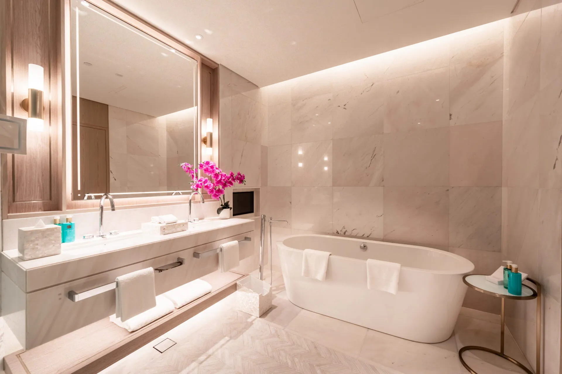 4 Bed Skyline Suite Pools @ Five Luxe Hotel