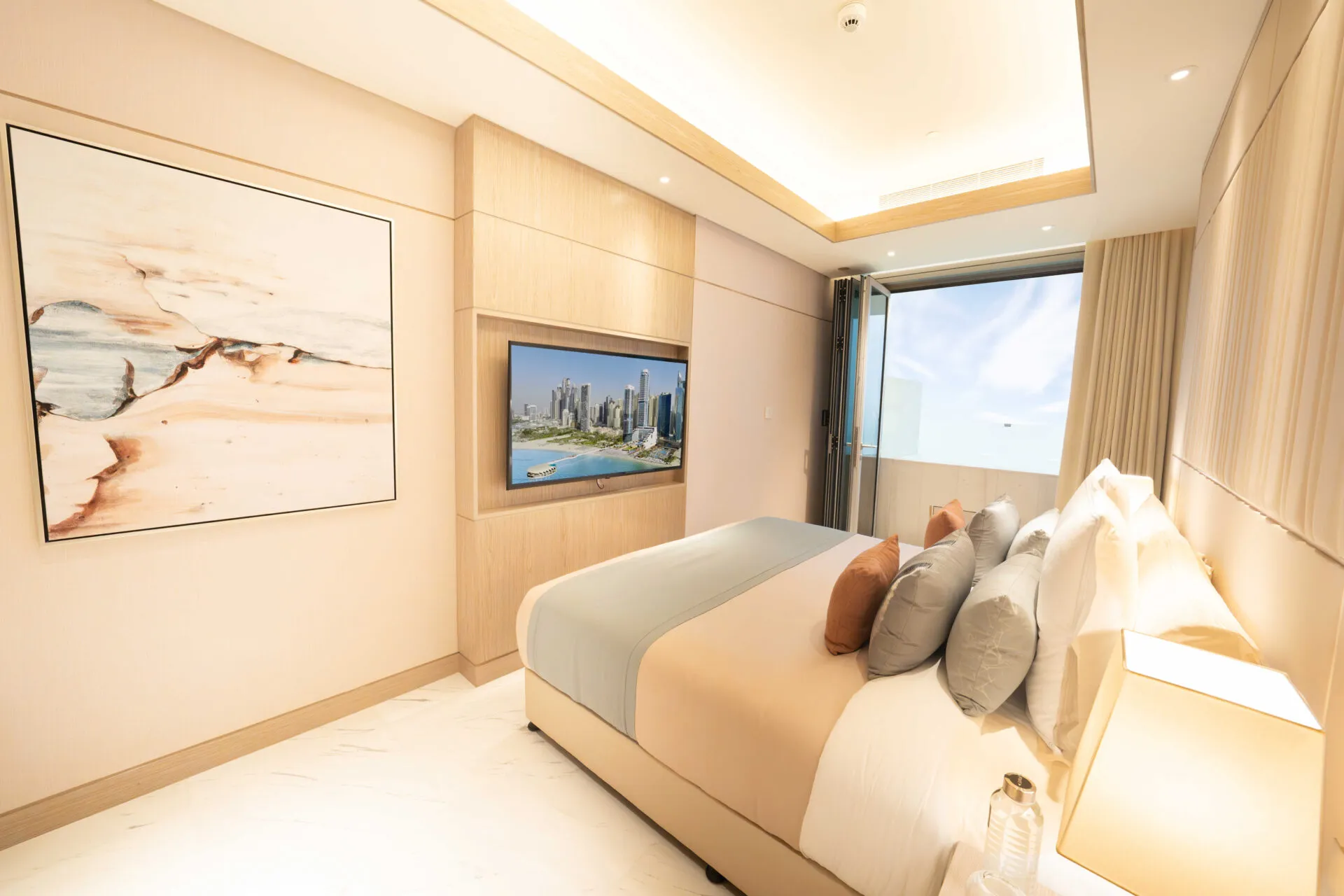 1 Bed Skyline Suite Pool @ Five Luxe Hotel