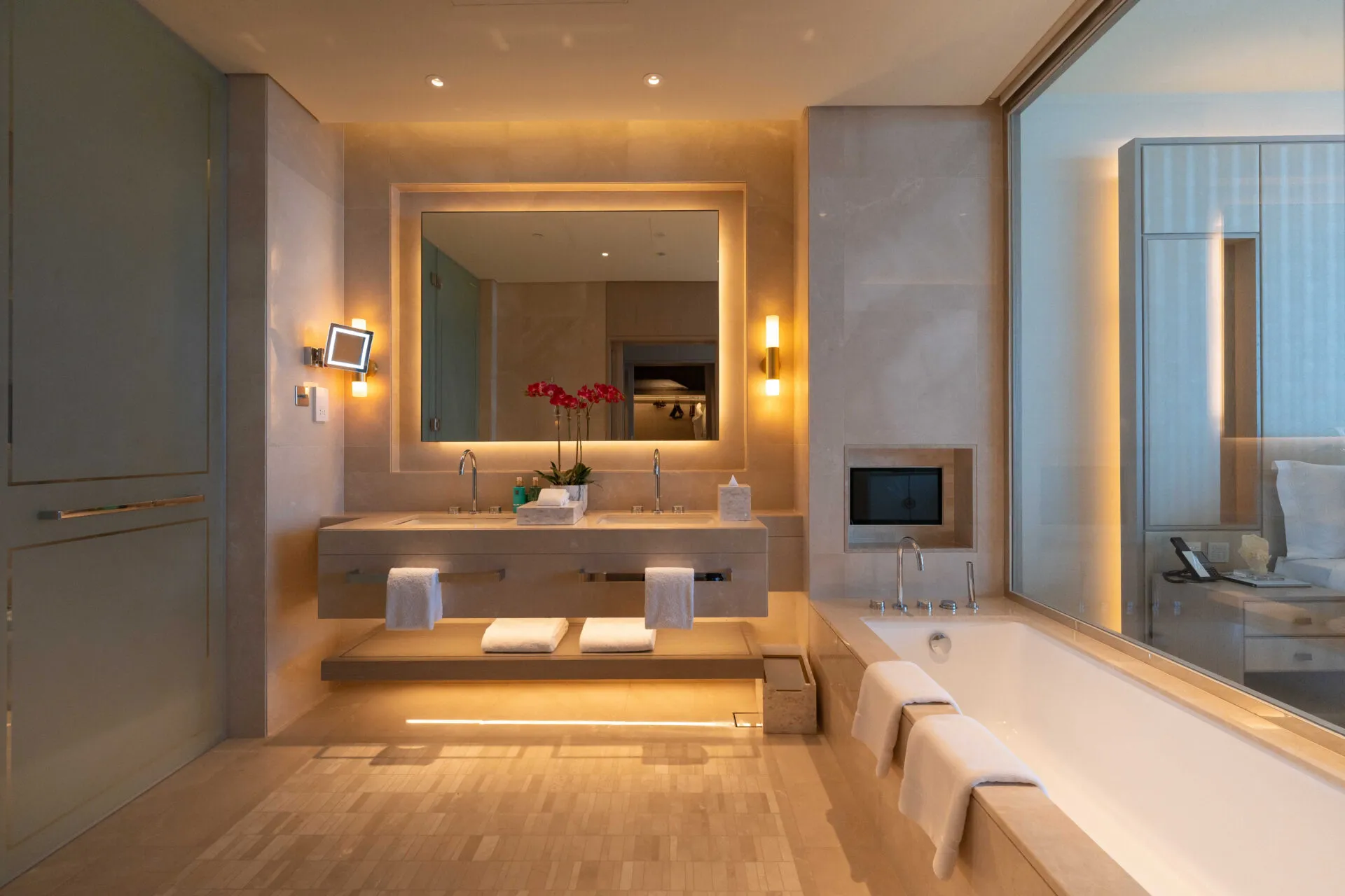 1 Bed Poolside Room With Pool @ Five Luxe Hotel