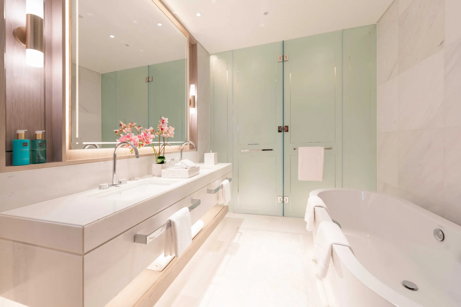 2 Bed Skyline Suite Pool @ Five Luxe Hotel