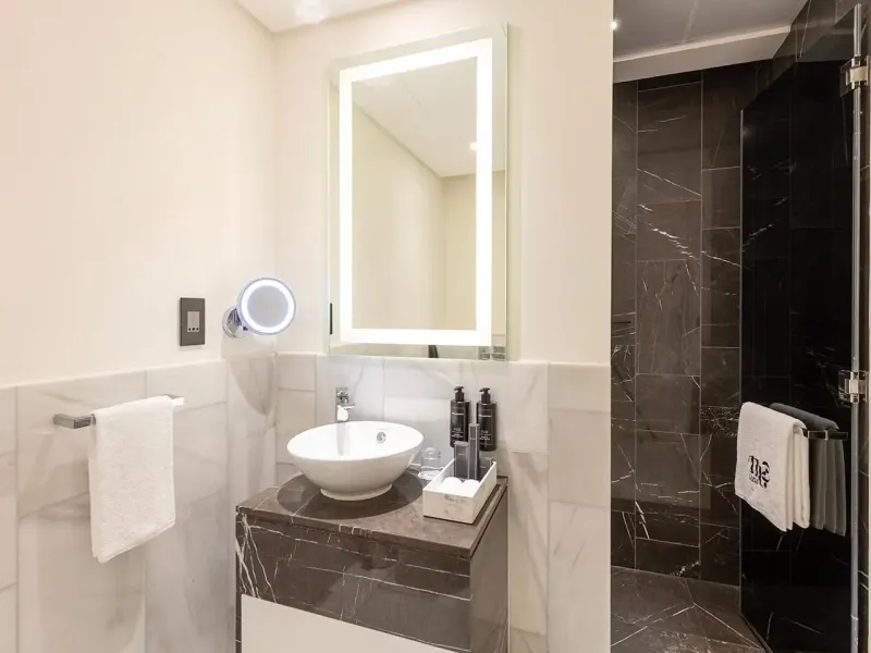 1 King Deluxe Palm Sea View @ Th8 Palm Dubai Beach Resort Vignette Collection