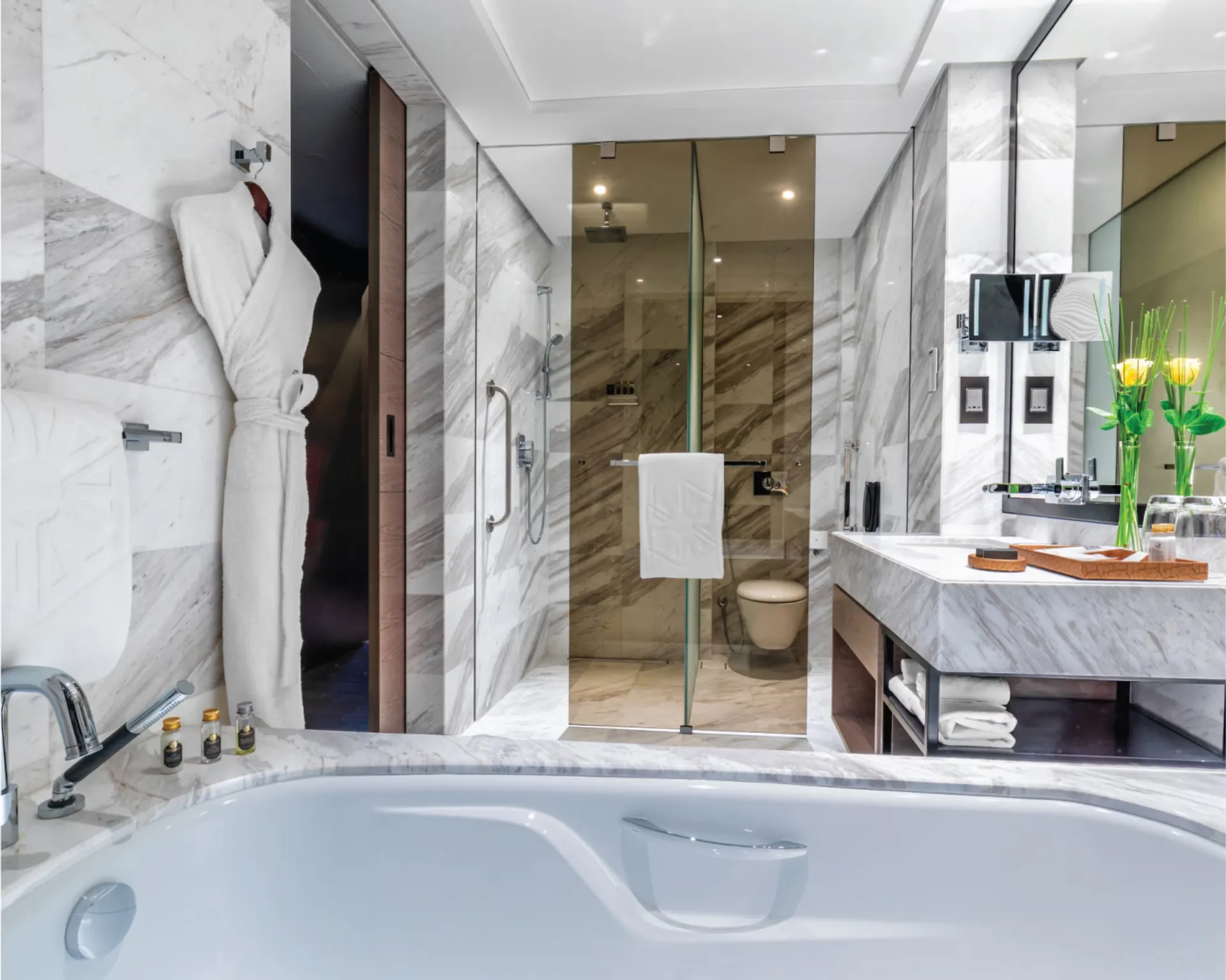 Superior Room King Bed Golf View @ Taj Jumeirah Lakes Towers Dubai