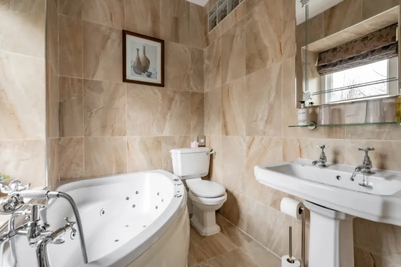 Foxglove   Superior Super King Room   Spa Bath @ Afon Rhaiadr Country House
