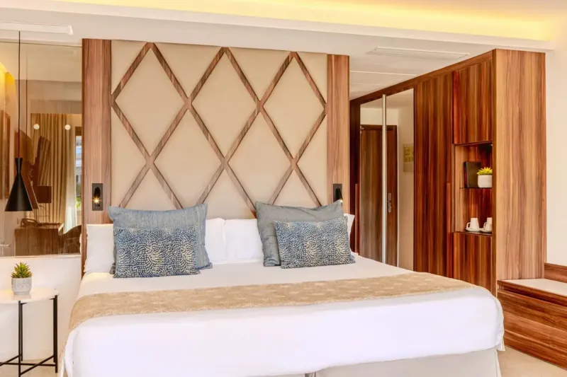 Junior Suite Swim Up Zafiro Club  2 Adults   2 Children  @ Zafiro Palace Palmanova
