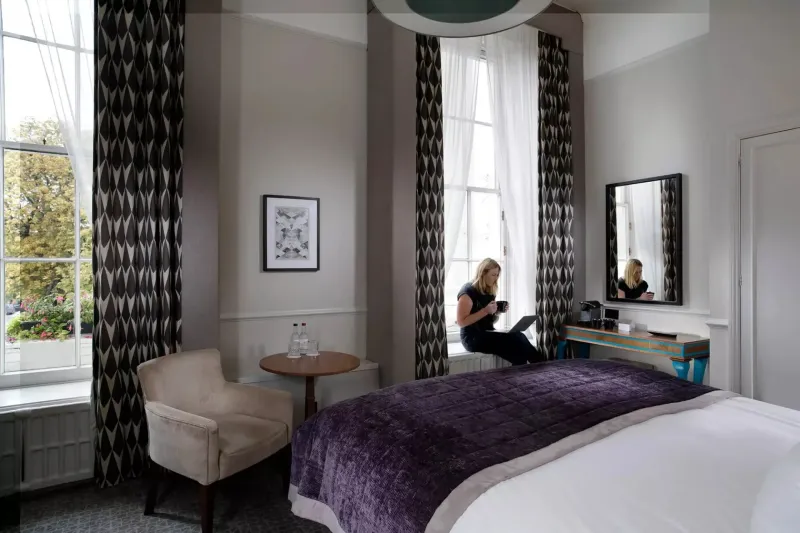 Deluxe Room   1 King Bed @ Queens Hotel Cheltenham