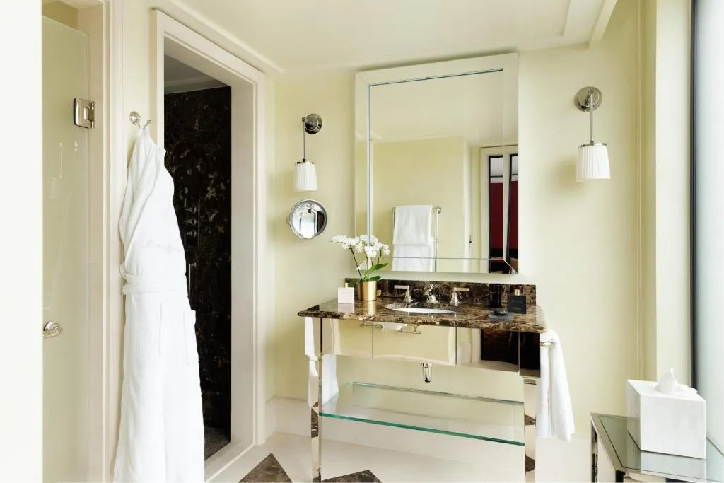 Deluxe King Room @ L oscar London