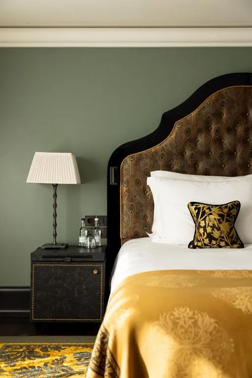 Deluxe King Room @ L oscar London