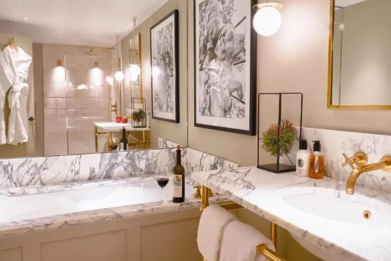 Mews Hot Tub Suite @ Homewood Hotel and Spa