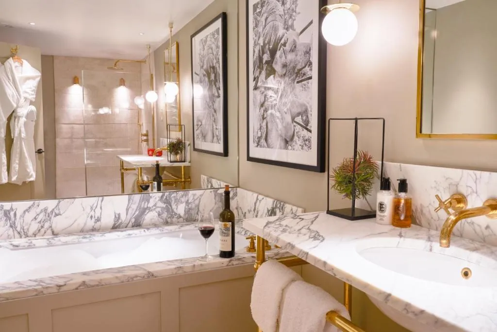 Mews Hot Tub Suite @ Homewood Hotel and Spa