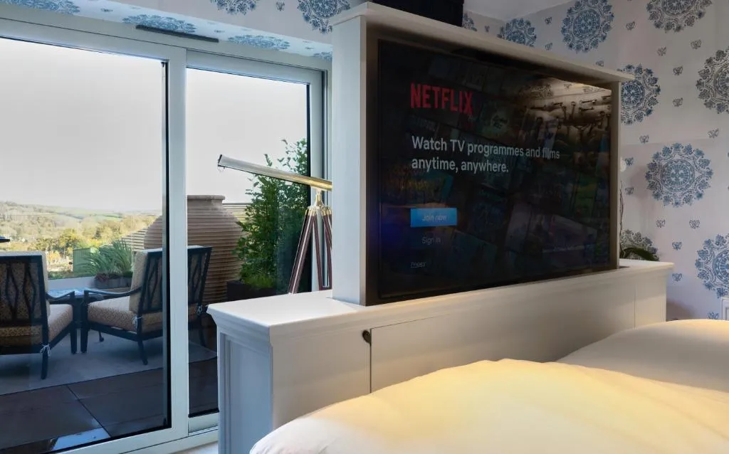 Mews Hot Tub Room @ Homewood Hotel and Spa