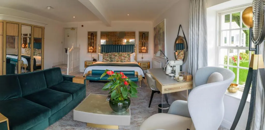 Luxe Hot Tub Suite @ Homewood Hotel and Spa