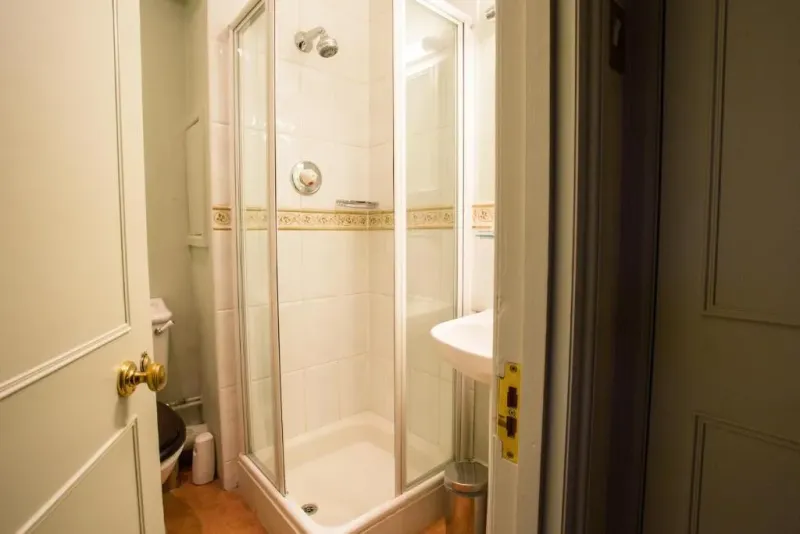 Cozy Double @ Dukes Bath