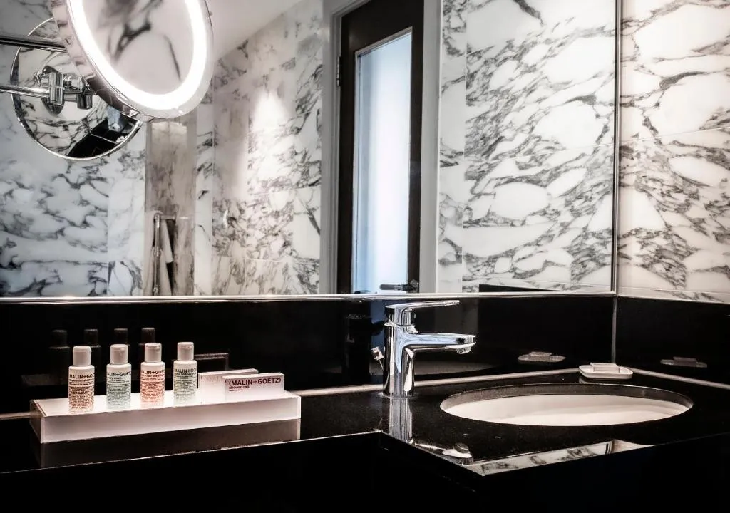 Studio Suite Queen Bed @ The Marylebone Hotel