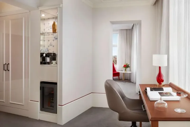 Suite Canal View @ Tivoli Doelen Amsterdam Hotel