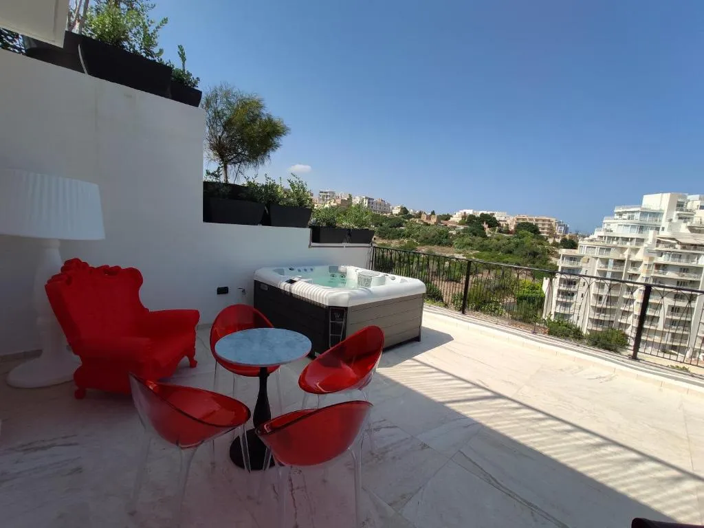 Executive Penthouse Suite with Outdoor Spa Bath  amp  Kitchenette @ HOLM Boutique and Spa