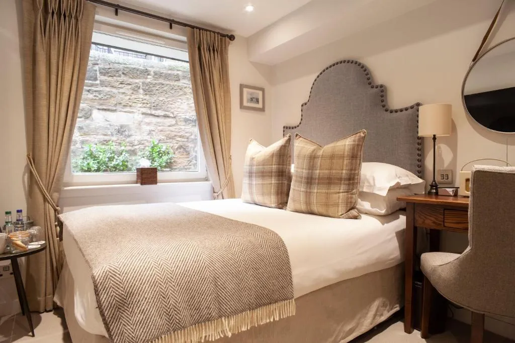 Petite Double Room @ The Roseate Edinburgh