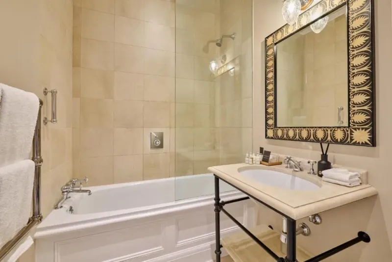 Petite Double Room   1 Queen Bed @ Roseate House London