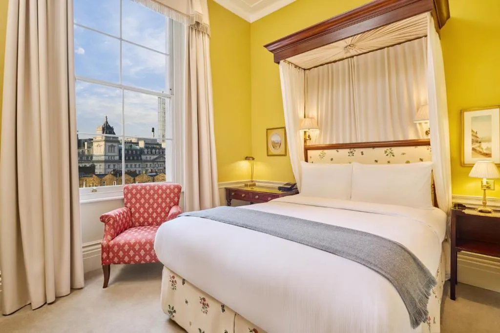 Superior Room   1 Queen Bed @ Roseate House London