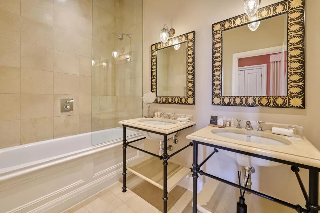 Roseate Suite with Balcony @ Roseate House London