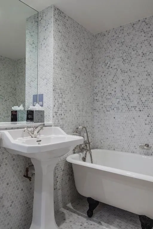 The House Junior Suite @ The Roseate Reading