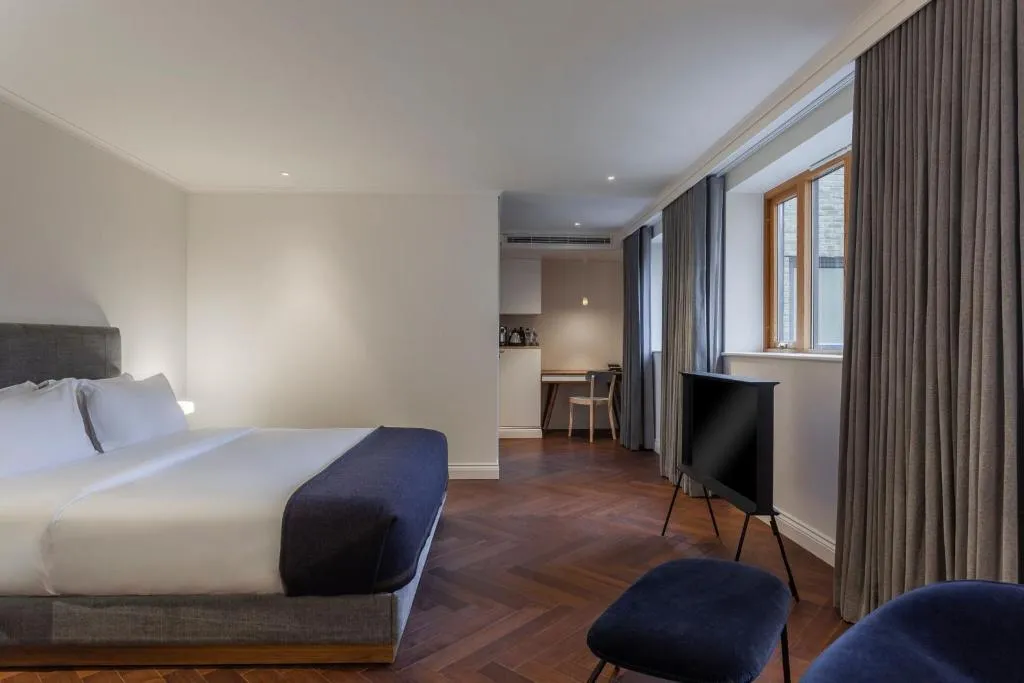 The House Junior Suite @ The Roseate Reading