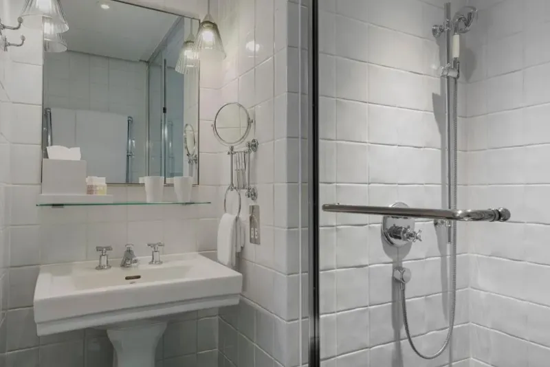 Couchette Guest Room   1 Double @ Kaya Great Northern Hotel  London