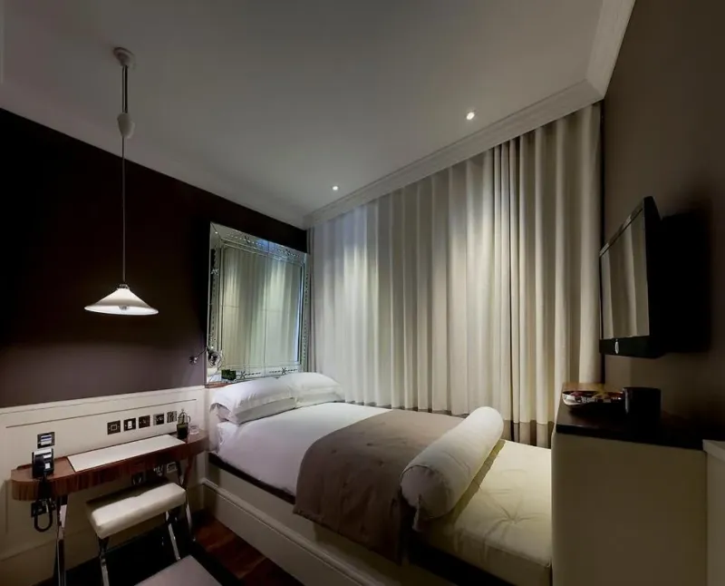 Couchette Guest Room   1 Double @ Kaya Great Northern Hotel  London