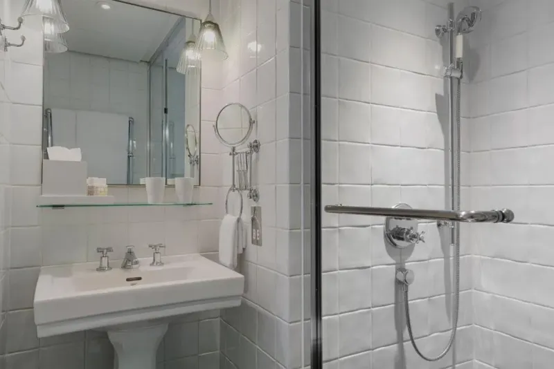 Couchette Guest Room   1 Double @ Kaya Great Northern Hotel  London