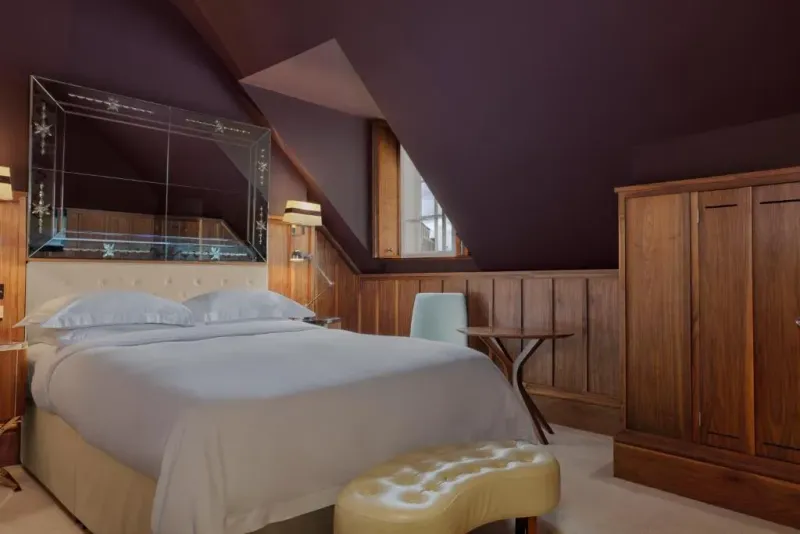 Edwardian Queen Room   High Floor @ Kaya Great Northern Hotel  London