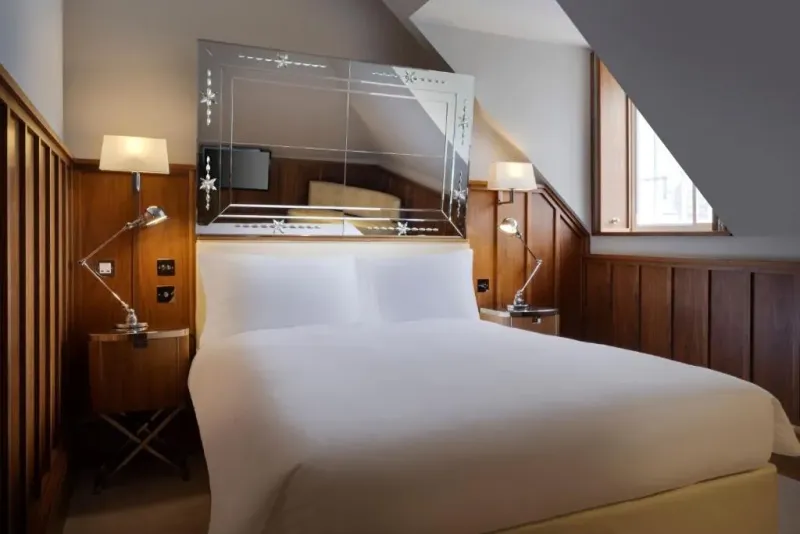 Edwardian Queen Room   High Floor @ Kaya Great Northern Hotel  London