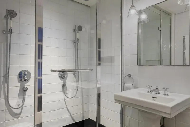 Edwardian Queen Room   High Floor @ Kaya Great Northern Hotel  London