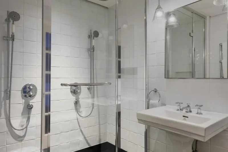 Edwardian Queen Room   High Floor @ Kaya Great Northern Hotel  London