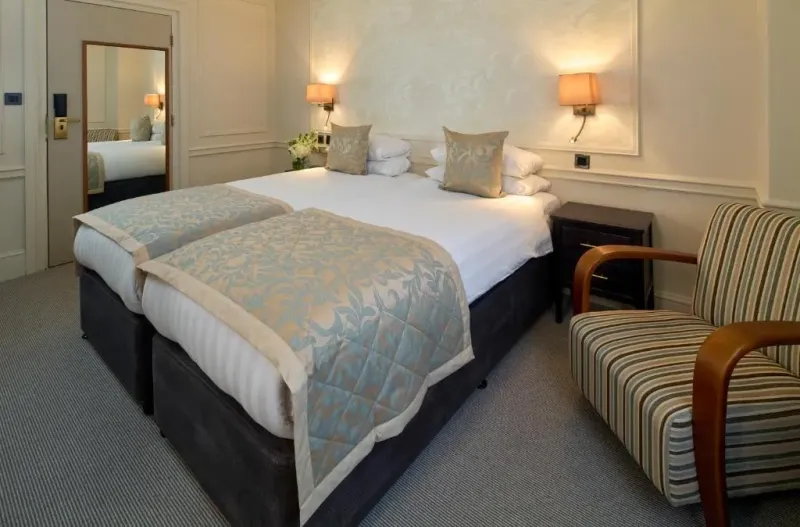 Superior Twin Room @ Sloane Square Hotel