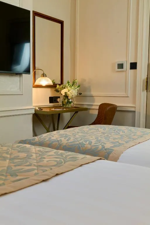 Superior Twin Room @ Sloane Square Hotel