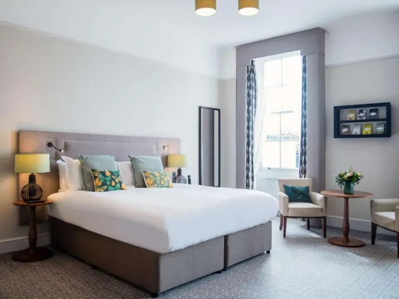 Deluxe Room   1 King Bed with City View @ Queens Hotel Cheltenham