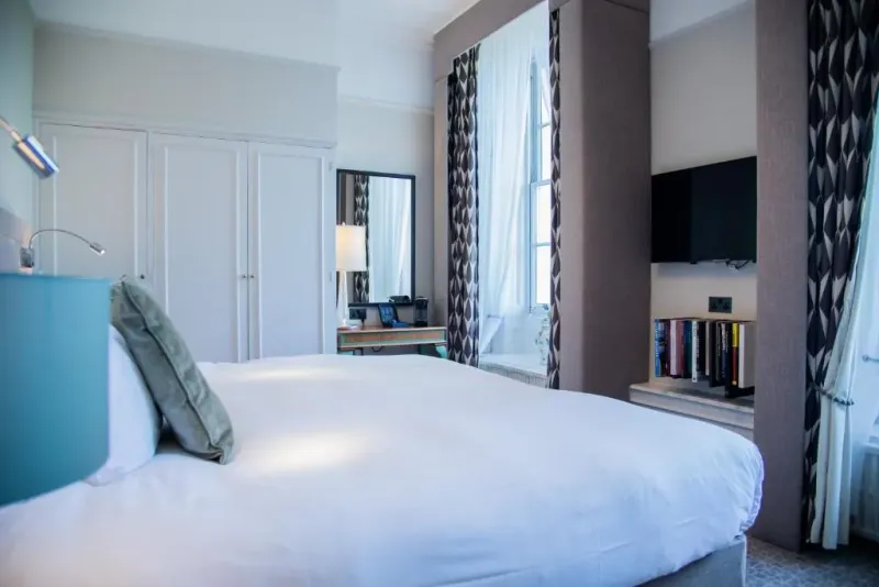 Deluxe Room   1 King Bed with City View @ Queens Hotel Cheltenham